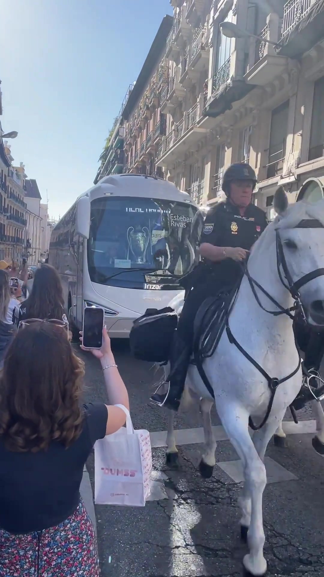 第一视角：在马德里街头偶遇刚从温布利带回来的大耳朵杯！
